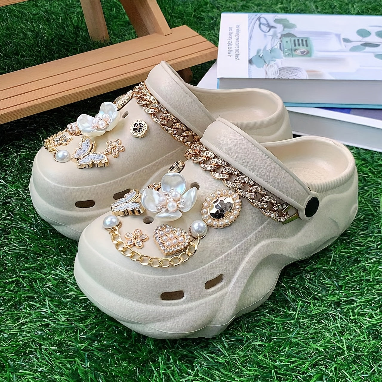 Fashionable And Trendy Women'S EVA Slip-On Shoes for Summer, Featuring Versatile And Stylish Hole Designs. The Shoes Are Adorned with White Five-Petal Flower Butterflies And Rhinestone Chains, Making Them Suitable for Home, B